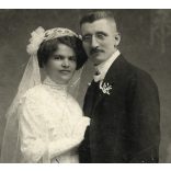 Nagyobb méret, Dunky Elek műterme, Kolozsvár, Erdély, polgári esküvő, menyasszony, vőlegény, szemüveg, virág fiatal pár, bajusz, monarchia, helytörténet, 1900-as évek, Eredeti  kabinetfotó, alsó sarka