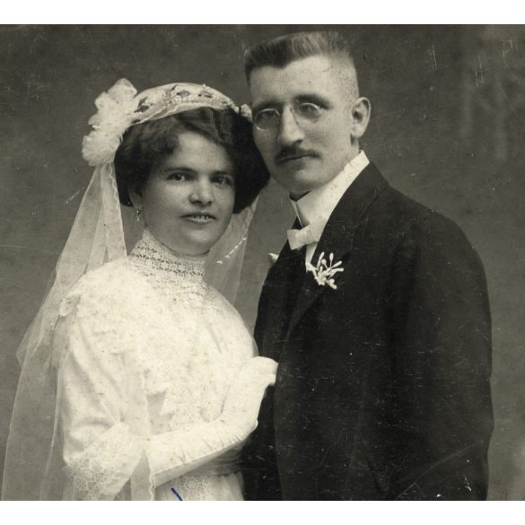 Nagyobb méret, Dunky Elek műterme, Kolozsvár, Erdély, polgári esküvő, menyasszony, vőlegény, szemüveg, virág fiatal pár, bajusz, monarchia, helytörténet, 1900-as évek, Eredeti  kabinetfotó, alsó sarka