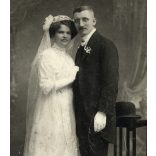 Nagyobb méret, Dunky Elek műterme, Kolozsvár, Erdély, polgári esküvő, menyasszony, vőlegény, szemüveg, virág fiatal pár, bajusz, monarchia, helytörténet, 1900-as évek, Eredeti  kabinetfotó, alsó sarka