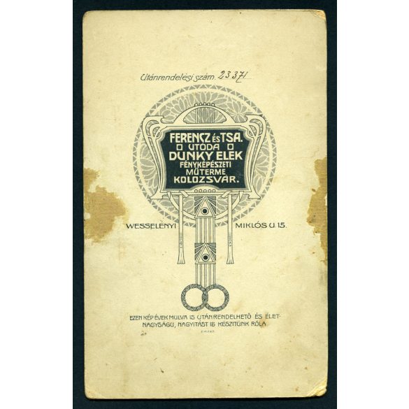 Nagyobb méret, Dunky Elek műterme, Kolozsvár, Erdély, polgári esküvő, menyasszony, vőlegény, szemüveg, virág fiatal pár, bajusz, monarchia, helytörténet, 1900-as évek, Eredeti  kabinetfotó, alsó sarka