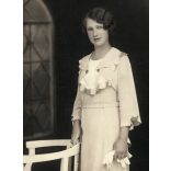 Bognár József műterme, Jászapáti, elegáns lány kesztyűvel, retiküllel, csinos fiatal nő portréja, Jász-Nagykun-Szolnok megye, Horthy-korszak, helytörténet, 1930-as évek, Eredeti pecséttel jelzett fotó