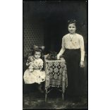 Ismeretlen műterem, Jászapáti, Szabari család, lányok, testvérek babával, játék, Jász-Nagykun-Szolnok megye, Horthy-korszak, helytörténet, 1930-as évek, Eredeti fotó, hátulján feliratozott papírkép.  