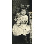 Ismeretlen műterem, Jászapáti, Szabari család, lányok, testvérek babával, játék, Jász-Nagykun-Szolnok megye, Horthy-korszak, helytörténet, 1930-as évek, Eredeti fotó, hátulján feliratozott papírkép.  