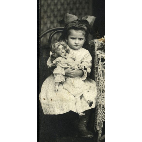 Ismeretlen műterem, Jászapáti, Szabari család, lányok, testvérek babával, játék, Jász-Nagykun-Szolnok megye, Horthy-korszak, helytörténet, 1930-as évek, Eredeti fotó, hátulján feliratozott papírkép.  