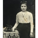 Ismeretlen műterem, Jászapáti, Szabari család, lányok, testvérek babával, játék, Jász-Nagykun-Szolnok megye, Horthy-korszak, helytörténet, 1930-as évek, Eredeti fotó, hátulján feliratozott papírkép.  