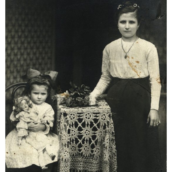 Ismeretlen műterem, Jászapáti, Szabari család, lányok, testvérek babával, játék, Jász-Nagykun-Szolnok megye, Horthy-korszak, helytörténet, 1930-as évek, Eredeti fotó, hátulján feliratozott papírkép.  