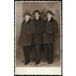 Bognár József műterme, Jászapáti, fiatal férfiak kalapban, télikabátban, árnyék,  Jász-Nagykun-Szolnok megye, Horthy-korszak, helytörténet, 1930-as évek, Eredeti pecséttel jelzett fotó, papírkép. 