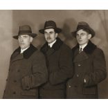 Bognár József műterme, Jászapáti, fiatal férfiak kalapban, télikabátban, árnyék,  Jász-Nagykun-Szolnok megye, Horthy-korszak, helytörténet, 1930-as évek, Eredeti pecséttel jelzett fotó, papírkép. 