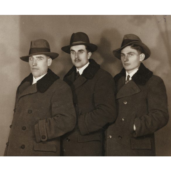 Bognár József műterme, Jászapáti, fiatal férfiak kalapban, télikabátban, árnyék,  Jász-Nagykun-Szolnok megye, Horthy-korszak, helytörténet, 1930-as évek, Eredeti pecséttel jelzett fotó, papírkép. 