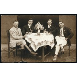  Bognár József műterme, Jászapáti, fiatal férfiak boroznak egy asztalnál,  Jász-Nagykun-Szolnok megye, Horthy-korszak, helytörténet, 1930-as évek, Eredeti pecséttel jelzett fotó, papírkép, alsó széle s