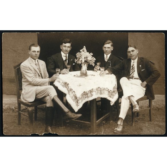 Bognár József műterme, Jászapáti, fiatal férfiak boroznak egy asztalnál,  Jász-Nagykun-Szolnok megye, Horthy-korszak, helytörténet, 1930-as évek, Eredeti pecséttel jelzett fotó, papírkép, alsó széle s