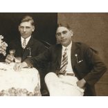 Bognár József műterme, Jászapáti, fiatal férfiak boroznak egy asztalnál,  Jász-Nagykun-Szolnok megye, Horthy-korszak, helytörténet, 1930-as évek, Eredeti pecséttel jelzett fotó, papírkép, alsó széle s