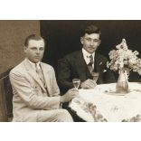 Bognár József műterme, Jászapáti, fiatal férfiak boroznak egy asztalnál,  Jász-Nagykun-Szolnok megye, Horthy-korszak, helytörténet, 1930-as évek, Eredeti pecséttel jelzett fotó, papírkép, alsó széle s