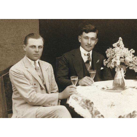 Bognár József műterme, Jászapáti, fiatal férfiak boroznak egy asztalnál,  Jász-Nagykun-Szolnok megye, Horthy-korszak, helytörténet, 1930-as évek, Eredeti pecséttel jelzett fotó, papírkép, alsó széle s