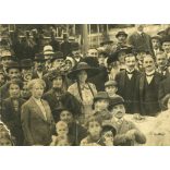 Salgó Sándor fényképész, Herkulesfürdő, Erdély Jászapáti, fiatal férfiak boroznak egy asztalnál,  Jász-Nagykun-Szolnok megye, Horthy-korszak, helytörténet, 1930-as évek, Eredeti fotó, papírkép, alsó s