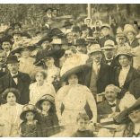 Salgó Sándor fényképész, Herkulesfürdő, Erdély Jászapáti, fiatal férfiak boroznak egy asztalnál,  Jász-Nagykun-Szolnok megye, Horthy-korszak, helytörténet, 1930-as évek, Eredeti fotó, papírkép, alsó s