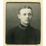 Magyar katona egyenruhában, gyönyörű installáció, fotó dombornyomott képeslapba ragasztva, Regőcére (Vajdaság) címezve, 1. világháború, monarchia, helytörténet, 1914, 1910-es évek, Eredeti fotó, papír