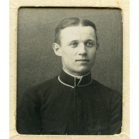 Magyar katona egyenruhában, gyönyörű installáció, fotó dombornyomott képeslapba ragasztva, Regőcére (Vajdaság) címezve, 1. világháború, monarchia, helytörténet, 1914, 1910-es évek, Eredeti fotó, papír