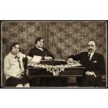 Adler műterem, Brassó (Erdély), kislány szüleivel, családportré,  1928., 1920-as évek, Eredeti mélynyomóval jelzett fotó, papírkép, Gyimesből Fall Károly úrnak Marosvásárhelyre címezve.  