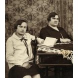 Adler műterem, Brassó (Erdély), kislány szüleivel, családportré,  1928., 1920-as évek, Eredeti mélynyomóval jelzett fotó, papírkép, Gyimesből Fall Károly úrnak Marosvásárhelyre címezve.  