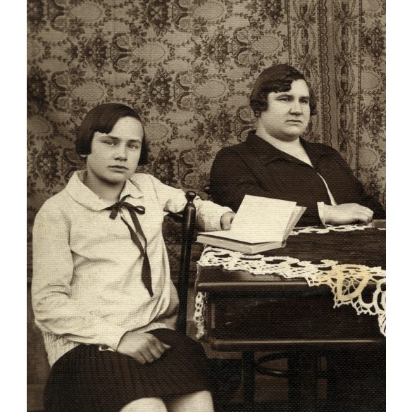 Adler műterem, Brassó (Erdély), kislány szüleivel, családportré,  1928., 1920-as évek, Eredeti mélynyomóval jelzett fotó, papírkép, Gyimesből Fall Károly úrnak Marosvásárhelyre címezve.  