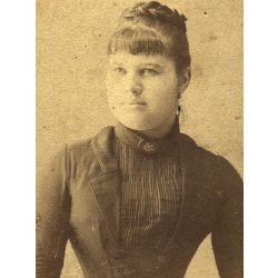   Menzel Lajos üveg műterme, Dés (Deés), Erdély,  elegáns karcsú nő gyönyörű hajjal, monarchia, 1880-as évek, Eredeti CDV, vizitkártya fotó.  