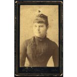 Menzel Lajos üveg műterme, Dés (Deés), Erdély,  elegáns karcsú nő gyönyörű hajjal, monarchia, 1880-as évek, Eredeti CDV, vizitkártya fotó.  