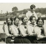 Iskolás lányok matrózblúzban, fiú cserkészkalapban, hajó, copf, vicces, közlekedés, Horthy korszak, 1931., 1930-as évek, Eredeti fotó, feliratozott papírkép.   