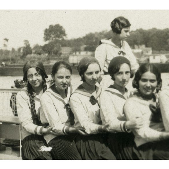 Iskolás lányok matrózblúzban, fiú cserkészkalapban, hajó, copf, vicces, közlekedés, Horthy korszak, 1931., 1930-as évek, Eredeti fotó, feliratozott papírkép.   