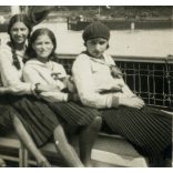 Iskolás lányok matrózblúzban, fiú cserkészkalapban, hajó, copf, vicces, közlekedés, Horthy korszak, 1931., 1930-as évek, Eredeti fotó, feliratozott papírkép.   