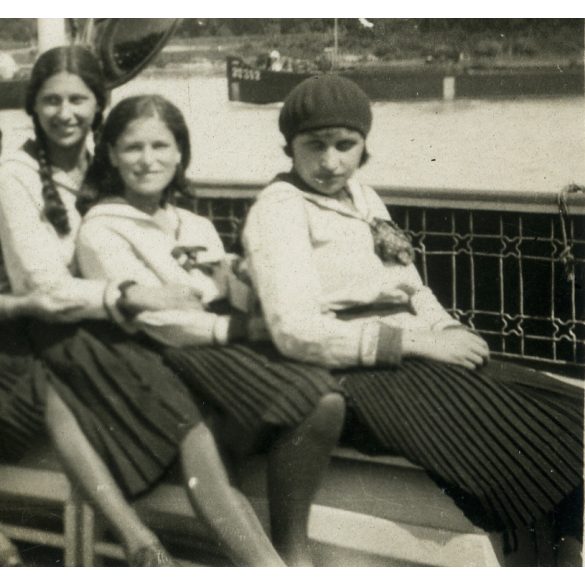 Iskolás lányok matrózblúzban, fiú cserkészkalapban, hajó, copf, vicces, közlekedés, Horthy korszak, 1931., 1930-as évek, Eredeti fotó, feliratozott papírkép.   