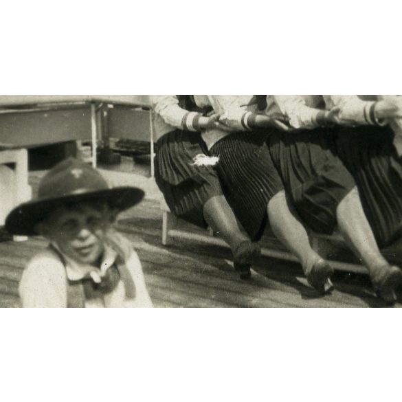 Iskolás lányok matrózblúzban, fiú cserkészkalapban, hajó, copf, vicces, közlekedés, Horthy korszak, 1931., 1930-as évek, Eredeti fotó, feliratozott papírkép.   