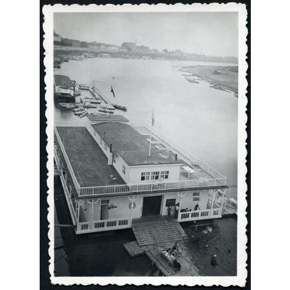 Úszó ház, strand a Tiszán, Szeged, fürdőruha, városkép, helytörténet, Horthy korszak, 1930-as évek, Eredeti fotó, papírkép.   