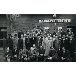   Csoportkép a vasútállomáson, Sajószentpéter, Schmoll reklám, civil férfiak vasutas (?) sapkában, közlekedés, Borsod-Abaúj-Zemplén megye,  Horthy korszak, helytörténet, 1940-es évek, Eredeti fotó, papí