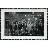 Csoportkép a vasútállomáson, Sajószentpéter, Schmoll reklám, civil férfiak vasutas (?) sapkában, közlekedés, Borsod-Abaúj-Zemplén megye,  Horthy korszak, helytörténet, 1940-es évek, Eredeti fotó, papí