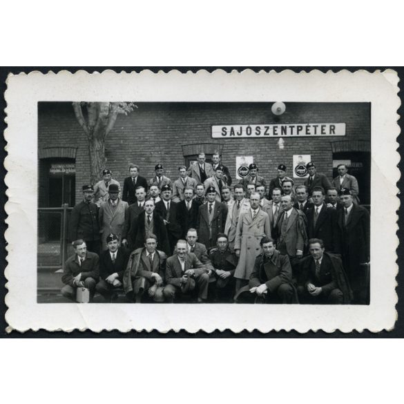 Csoportkép a vasútállomáson, Sajószentpéter, Schmoll reklám, civil férfiak vasutas (?) sapkában, közlekedés, Borsod-Abaúj-Zemplén megye,  Horthy korszak, helytörténet, 1940-es évek, Eredeti fotó, papí