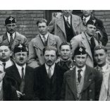 Csoportkép a vasútállomáson, Sajószentpéter, Schmoll reklám, civil férfiak vasutas (?) sapkában, közlekedés, Borsod-Abaúj-Zemplén megye,  Horthy korszak, helytörténet, 1940-es évek, Eredeti fotó, papí