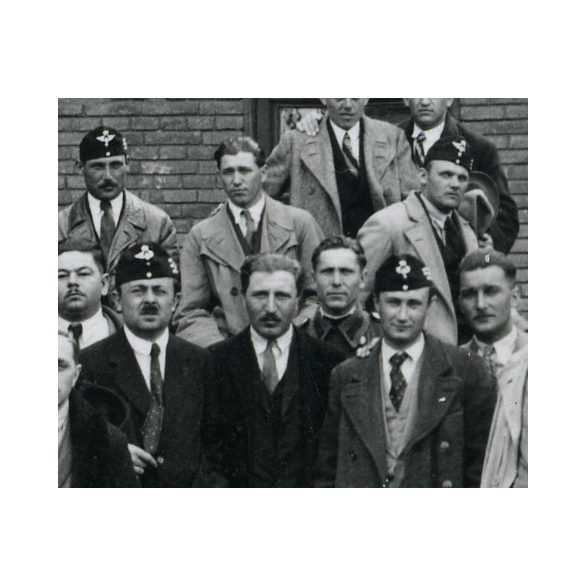 Csoportkép a vasútállomáson, Sajószentpéter, Schmoll reklám, civil férfiak vasutas (?) sapkában, közlekedés, Borsod-Abaúj-Zemplén megye,  Horthy korszak, helytörténet, 1940-es évek, Eredeti fotó, papí