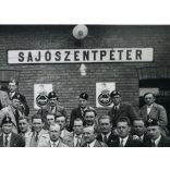Csoportkép a vasútállomáson, Sajószentpéter, Schmoll reklám, civil férfiak vasutas (?) sapkában, közlekedés, Borsod-Abaúj-Zemplén megye,  Horthy korszak, helytörténet, 1940-es évek, Eredeti fotó, papí