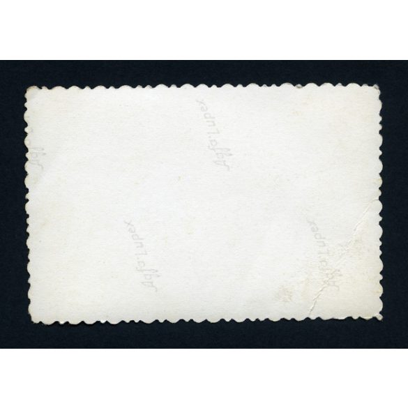 Csoportkép a vasútállomáson, Sajószentpéter, Schmoll reklám, civil férfiak vasutas (?) sapkában, közlekedés, Borsod-Abaúj-Zemplén megye,  Horthy korszak, helytörténet, 1940-es évek, Eredeti fotó, papí