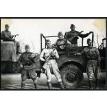 Magyar katonák dobtáras géppuskával, Hódmezővásárhely, Dodge katonai terepjáró, egyenruha, jármű, közlekedés, Csongrád-Csanád megye, szocializmus, helytörténet, 1959., 1950-es évek, Eredeti fotó, papí