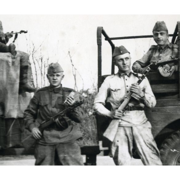 Magyar katonák dobtáras géppuskával, Hódmezővásárhely, Dodge katonai terepjáró, egyenruha, jármű, közlekedés, Csongrád-Csanád megye, szocializmus, helytörténet, 1959., 1950-es évek, Eredeti fotó, papí