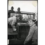 Magyar katonák dobtáras géppuskával, Hódmezővásárhely, Dodge katonai terepjáró, egyenruha, jármű, közlekedés, Csongrád-Csanád megye, szocializmus, helytörténet, 1959., 1950-es évek, Eredeti fotó, papí