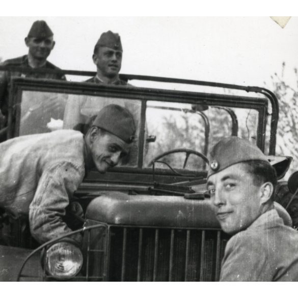 Magyar katonák dobtáras géppuskával, Hódmezővásárhely, Dodge katonai terepjáró, egyenruha, jármű, közlekedés, Csongrád-Csanád megye, szocializmus, helytörténet, 1959., 1950-es évek, Eredeti fotó, papí