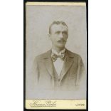 Krauss Béla műterme, Lugos,  Erdély, bajuszos férfi csokornyakkendőben, monarchia, 1890-es évek, Eredeti CDV, vizitkártya fotó, oldala vágott.