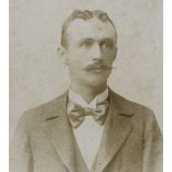 Krauss Béla műterme, Lugos,  Erdély, bajuszos férfi csokornyakkendőben, monarchia, 1890-es évek, Eredeti CDV, vizitkártya fotó, oldala vágott.