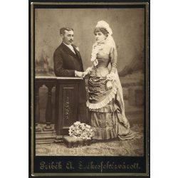   Pribék műterem, Székesfehérvár, eküvő, menyasszony, vőlegény, bajusz, virág, monarchia, helytörténet, 1870-es évek, Eredeti korai kabinetfotó.   