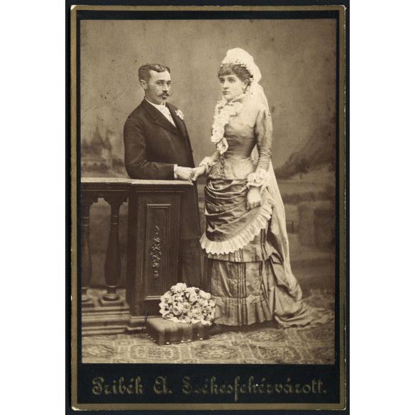 Pribék műterem, Székesfehérvár, esküvő, menyasszony, vőlegény, bajusz, virág, monarchia, helytörténet, 1870-es évek, Eredeti korai kabinetfotó.   