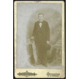 Tannenbaum műterem, Orosháza és Tokaj, elegáns férfi kalappal, különös háttér, monarchia, helytörténet, 1870-es évek, Eredeti korai kabinetfotó.   