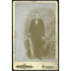   Tannenbaum műterem, Orosháza és Tokaj, elegáns férfi kalappal, különös háttér, monarchia, helytörténet, 1870-es évek, Eredeti korai kabinetfotó.   